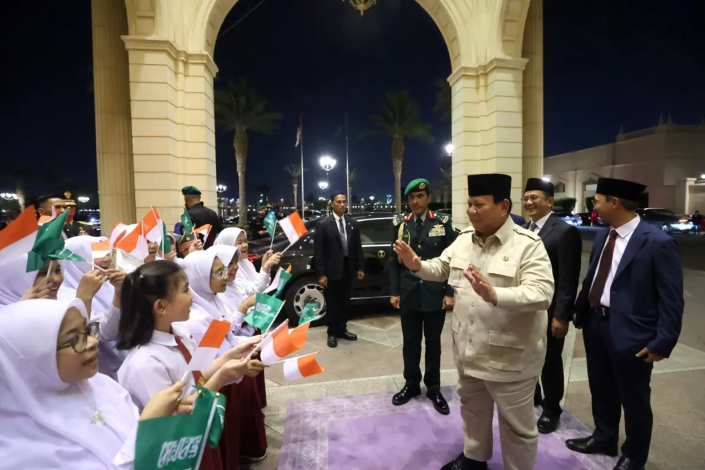 Presiden Prabowo Subianto berinteraksi dengan pelajar sekolah dasar yang menempuh pendidikan di Jeddah, Arab Saudi, saat tiba di hotel tempatnya menginap, Selasa (1/7/2025), dalam rangkaian kunjungan kenegaraan. (ANTARA News)