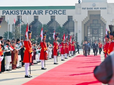Presiden Prabowo di jemput langsung Perdana Menteri dan Presiden Pakistan di Bandara Islamabad