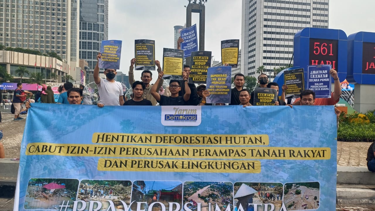 Jarum Demokrasi Gelar Aksi Solidaritas untuk Sumatra di CFD Bundaran HI